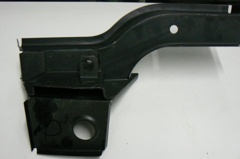 Hátsó váznyúlvány a csomagtérben bal 2121